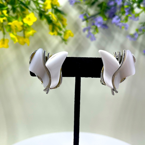 Mid Century Arthur Pepper Signed Vintage White Acrylic Abstract Clip On Earrings - Picture 3 of 12